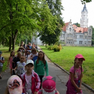 Zdjęcie przedstawia uczestników wypoczynku podczas spaceru na boisko sportowe w Nakle Śląskim