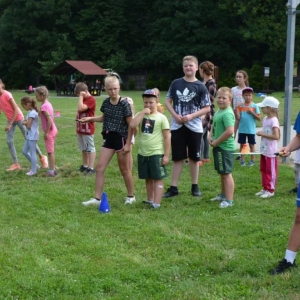 Zdjęcie przedstawia uczestników wypoczynku w czasie zabawy na boisku sportowym w Nakle Śląskim