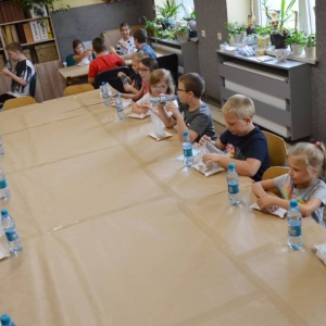 Zdjęcie przedstawia uczestników półkolonii podczas słodkiego poczęstunku