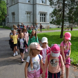 Zdjęcie przedstawia uczestników wypoczynku podczas spaceru na boisko sportowe w Nakle Śląskim