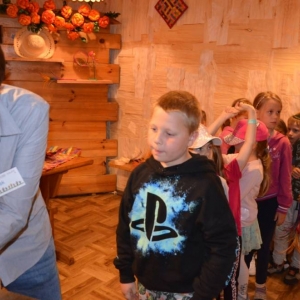 Zdjęcie przedstawia uczestników wypoczynku w Osikowej Dolinie podczas warsztatów