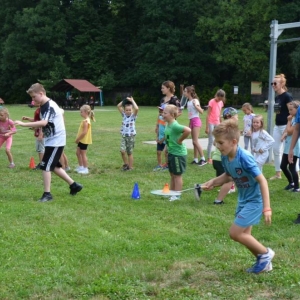 Zdjęcie przedstawia uczestników wypoczynku w czasie zabawy na boisku sportowym w Nakle Śląskim