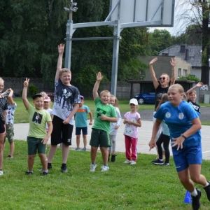 Zdjęcie przedstawia uczestników wypoczynku w czasie zabawy na boisku sportowym w Nakle Śląskim