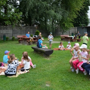 Zdjęcie przedstawia uczestników wypoczynku w czasie zabawy na boisku sportowym w Nakle Śląskim