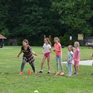 Zdjęcie przedstawia uczestników wypoczynku w czasie zabawy na boisku sportowym w Nakle Śląskim