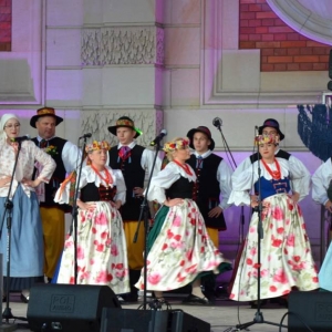 Zdjęcie przedstawia Zespół Pieśni i Tańca MIEDARZANIE