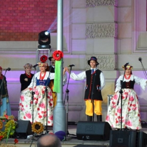 Zdjęcie przedstawia Zespół Pieśni i Tańca MIEDARZANIE