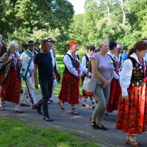 Zdjęcie przedstawia pochód dożynkowy