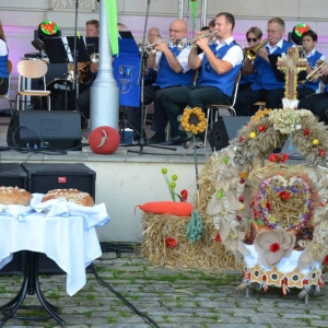 Zdjęcie przedstawia koncert Tarnogórskiej Orkiestry Dętej pod dyrekcją Marka Misia