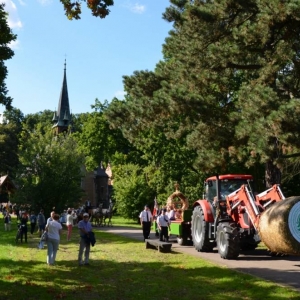 Zdjęcie przedstawia pochód dożynkowy