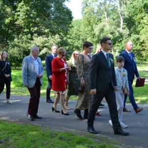 Zdjęcie przedstawia pochód dożynkowy