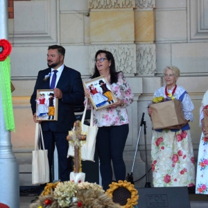 Zdjęcie przedstawia Wójta Gminy Świerklaniec Marka Cyla, Dyrektora Gminnego Ośrodka Kultury w Świerklańcu Barbarę Miś oraz kobietę w stroju ludowym