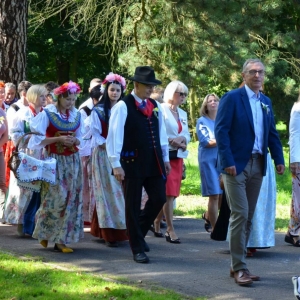 Zdjęcie przedstawia pochód dożynkowy