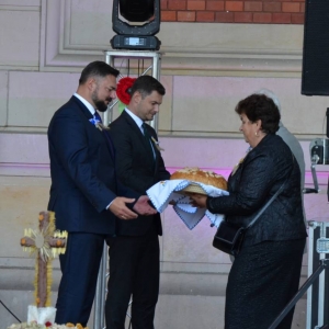 Przekazanie chlebów przez Starostów dożynkowych Wójtowi Gminy Świerklaniec Markowi Cylowi oraz Przewodniczącemu Rady Gminy Świerklaniec Jarosławowi Wasążnikowi