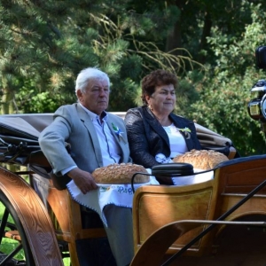 Zdjęcie przedstawia pochód dożynkowy