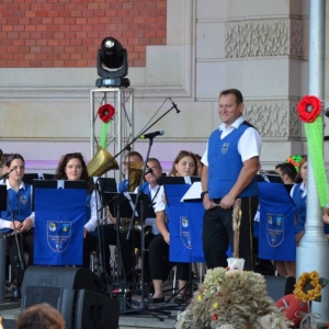 Zdjęcie przedstawia koncert Tarnogórskiej Orkiestry Dętej pod dyrekcją Marka Misia