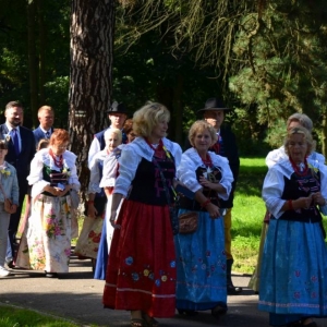 Zdjęcie przedstawia pochód dożynkowy