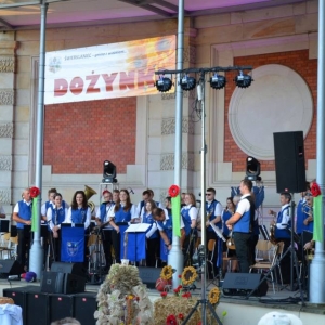 Zdjęcie przedstawia koncert Tarnogórskiej Orkiestry Dętej pod dyrekcją Marka Misia