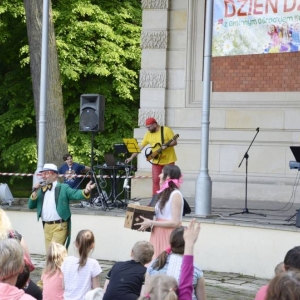 Zdjęcie przedstawia występ z okazji Dnia Dziecka pt. Podróż do krainy bajek i baśni oraz publiczność obecną tego dnia