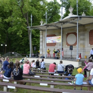 Zdjęcie przedstawia występ z okazji Dnia Dziecka pt. Podróż do krainy bajek i baśni oraz publiczność obecną tego dnia