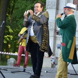 Zdjęcie przedstawia występ z okazji Dnia Dziecka pt. Podróż do krainy bajek i baśni 