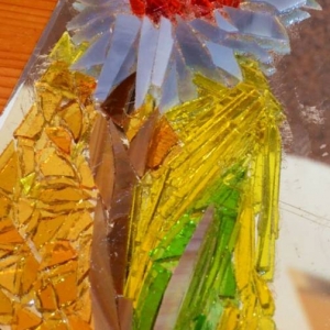 Zdjęcie przedstawia wykonaną mozaikę witrażową