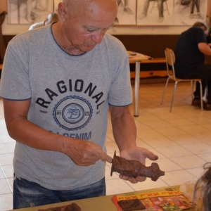 Zdjęcie przedstawia etap wykonywania prac z gliny