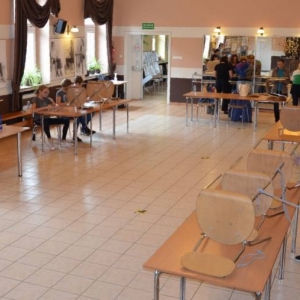 Zdjęcie przedstawia uczestników warsztatów z makramy podczas wykonywania swoich prac
