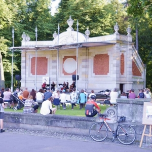 Zdjęcie przedstawia publiczność oraz amfiteatr