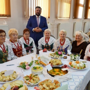 Wójt Gminy Świerklaniec Marek Cyl oraz Koło Rękodzieła z Nakła Śląskiego