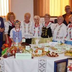 Wójt Gminy Świerklaniec Marek Cyl, Koło Rękodzieła w Orzechu oraz Sołtys Orzecha Michał Nolewajka