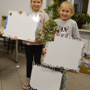 Uczestniczki warsztatów rodzinnych z wykonanymi pracami - tablicami suchościeralnymi