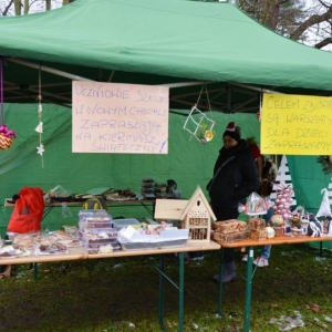 Zdjęcie przedstawia stoisko z ozdobami świątecznymi