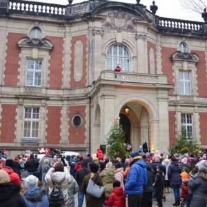 Zdjęcie przedstawia uczestników wydarzenia a w tle Pałac Kawalera