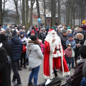 Zdjęcie przedstawia wspólną zabawę dzieci z Mikołajem
