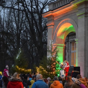 Zdjęcie przedstawia Mikołaja i jego Świtę oraz uczestników wydarzenia