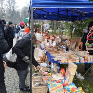 Zdjęcie przedstawia stoisko z ozdobami świątecznymi