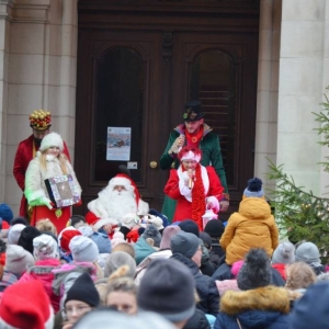 Zdjęcie przedstawia Mikołaja i jego Świtę oraz uczestników wydarzenia