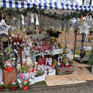 Zdjęcie przedstawia stoisko z ozdobami świątecznymi