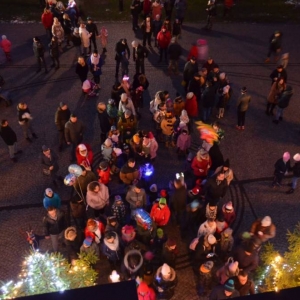 Zdjęcie zrobione z balkonu. Przedstawia uczestników imprezy.
