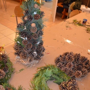 Zdjęcie przedstawia wykonane przez uczestników warsztatów szyszkowych ozdoby świąteczne