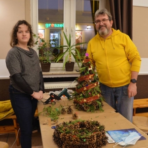 Zdjęcie przedstawia uczestników warsztatów wraz z wykonanymi pracami
