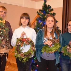 Zdjęcie przedstawia uczestników warsztatów wraz z wykonanymi pracami