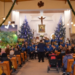 Zdjęcie przedstawia koncert Tarnogórskiej Orkiestry Dętej w kościele parafialnym w Orzechu
