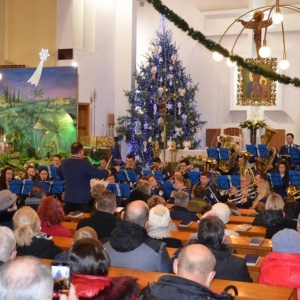 Zdjęcie przedstawia koncert Tarnogórskiej Orkiestry Dętej w kościele parafialnym w Orzechu