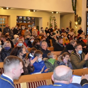 Zdjęcie przedstawia koncert Tarnogórskiej Orkiestry Dętej w kościele parafialnym w Orzechu