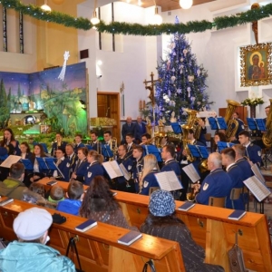 Zdjęcie przedstawia koncert Tarnogórskiej Orkiestry Dętej w kościele parafialnym w Orzechu