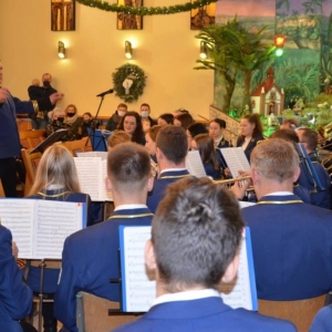 Zdjęcie przedstawia koncert Tarnogórskiej Orkiestry Dętej w kościele parafialnym w Orzechu
