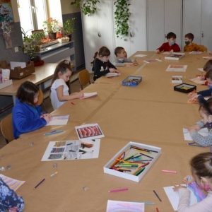 Zdjęcie przedstawia uczestników wypoczynku podczas wykonywania prac plastycznych
