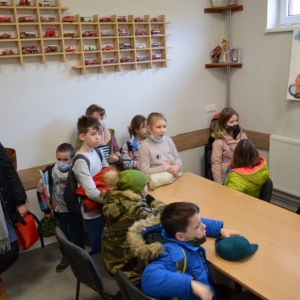 Zdjęcie przedstawia uczestników wypoczynku podczas wizyty w OSP w Nakle Śląskim